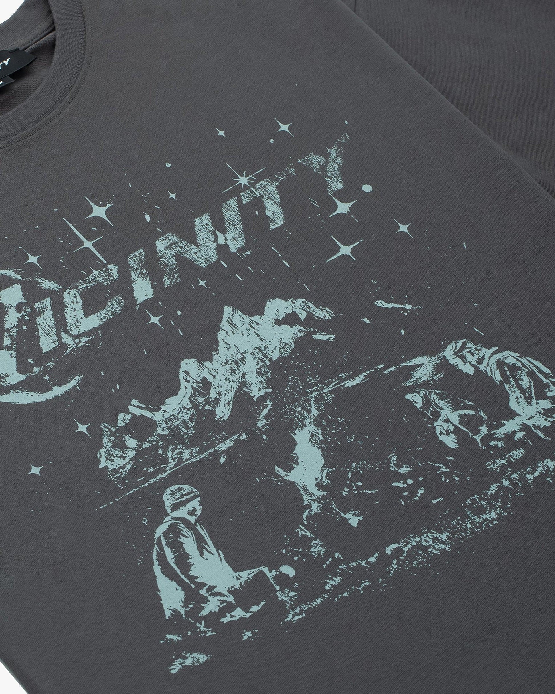 CAMPFIRE TEE DARK GREY - VICINITY